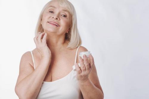 Как сделать макияж, который сделает вас выглядеть моложе. Макияж для женщин старше 50 лет: пошаговая инструкция