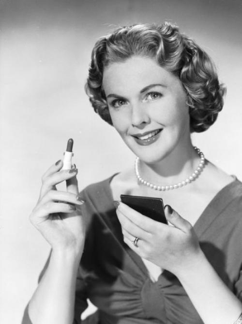 Как сделать макияж, который сделает вас выглядеть моложе. Макияж для женщин старше 50 лет: пошаговая инструкция