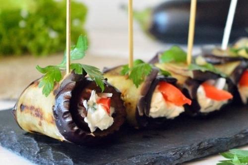 Какие закуски подойдут для женщин в зрелом возрасте. 20 простых и очень вкусных закусок для фуршета